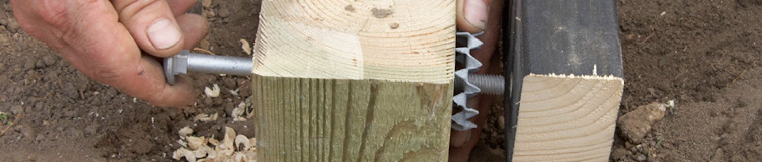 Bulldogskiven placeres mellem stolpe og bjælke og låser dem sammen. Bulldogskiven placeres mellem stolpe og bjælke og låser dem sammen.